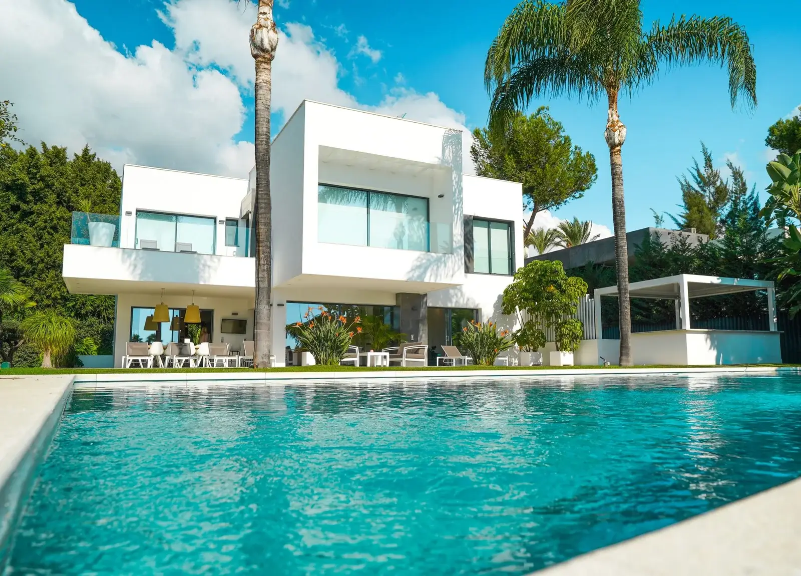 Havuzlu modern villa