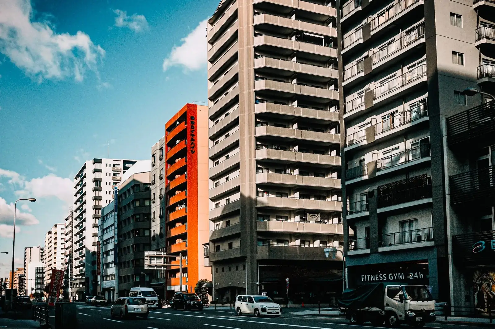 Modern binaların olduğu şehir caddesi