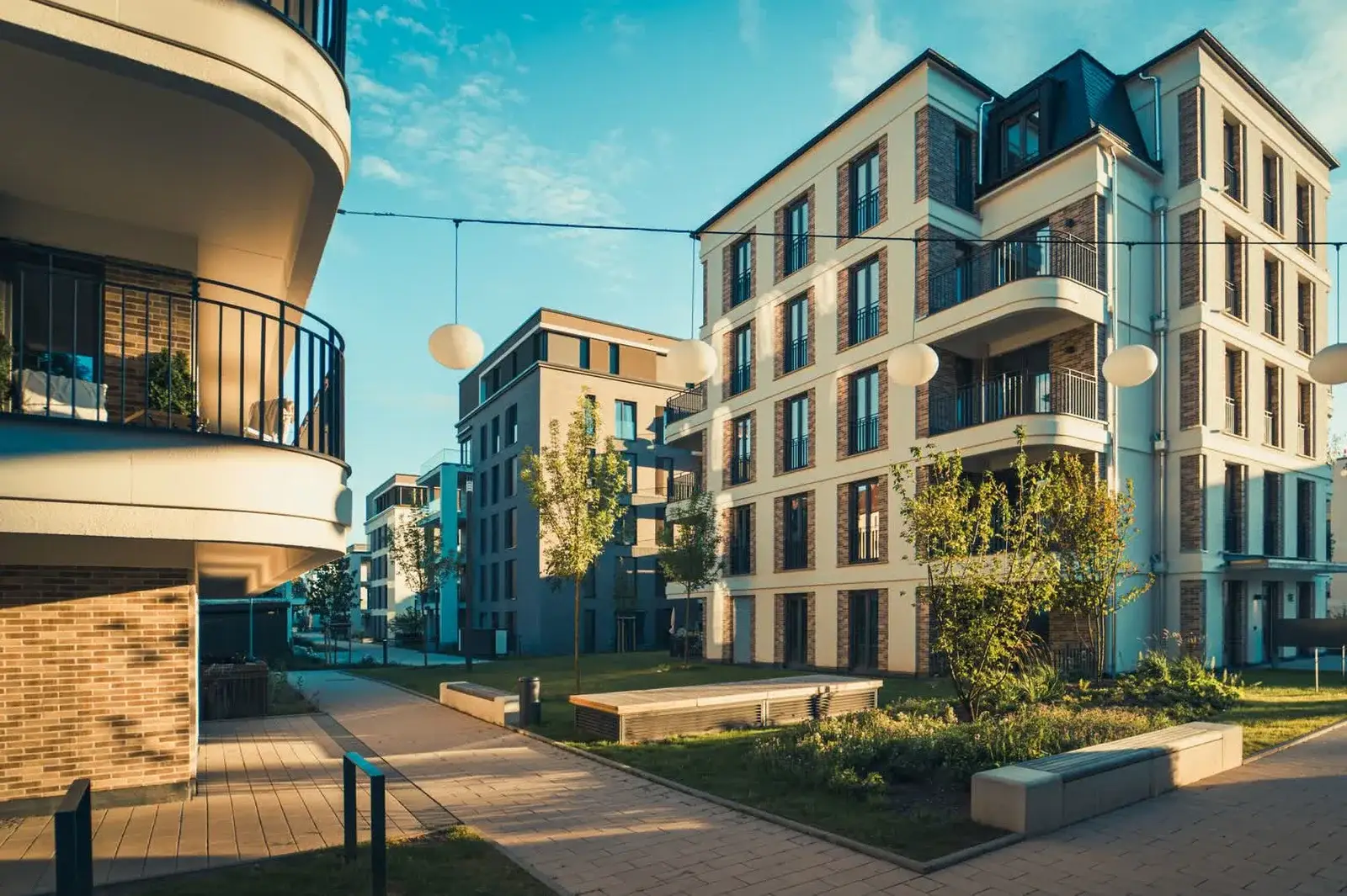 Balkonlu modern apartman bloğu