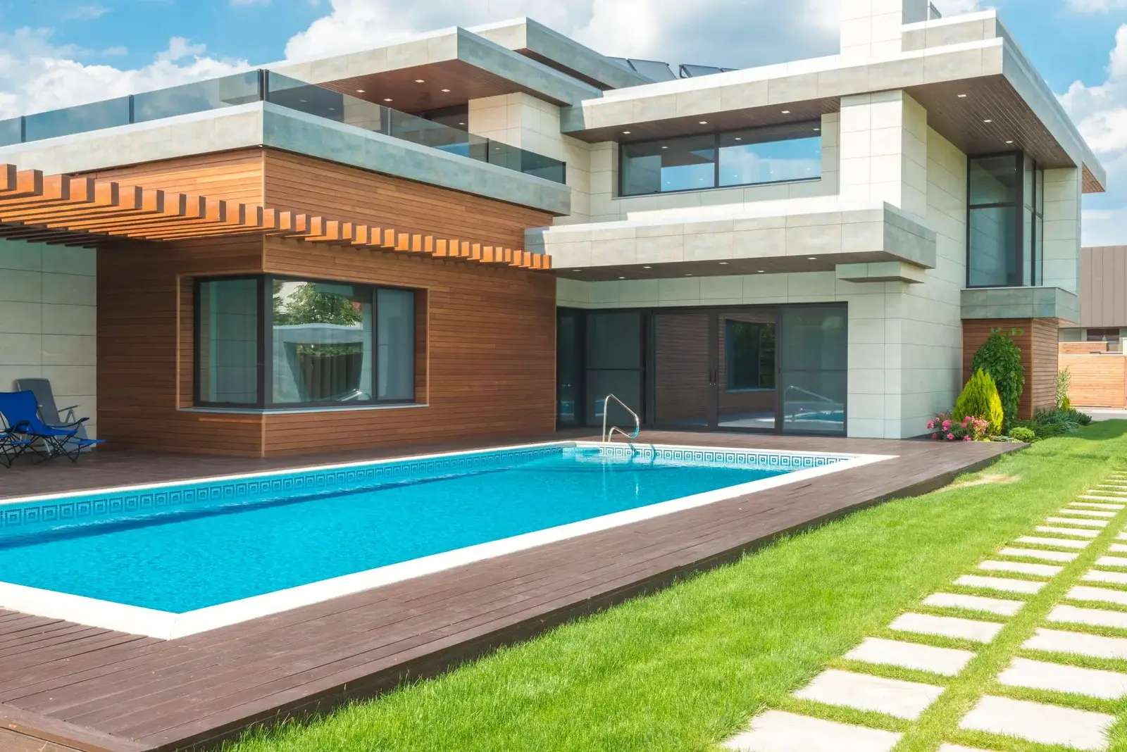 Havuzlu modern ev