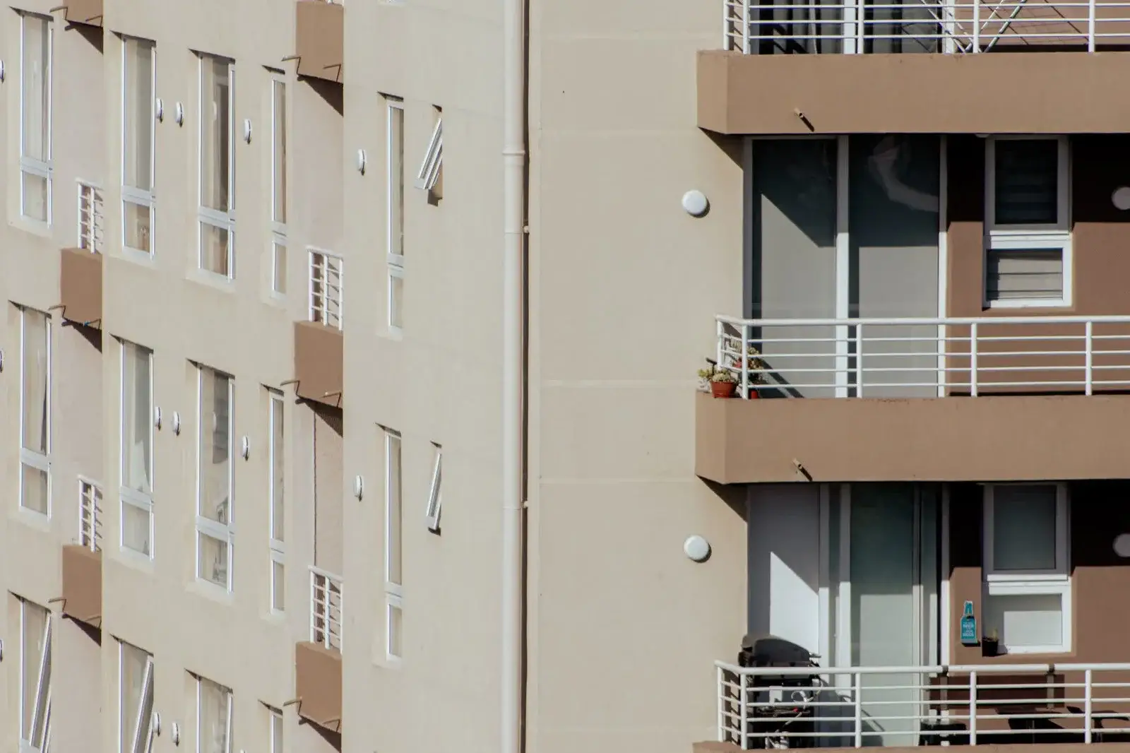 Balkonlu apartman cephesi